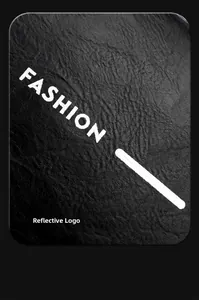 Gros plan du logo réfléchissant sur la sacoche noire résistante à l'eau texture grainée
