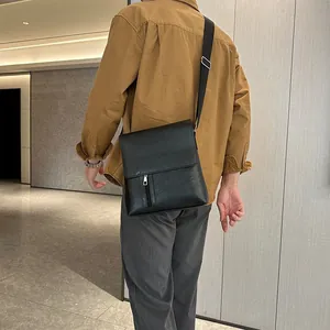 Minimalistische schwarze Herren-Umhängetasche aus mattem Leder mit verstellbarem Gurt