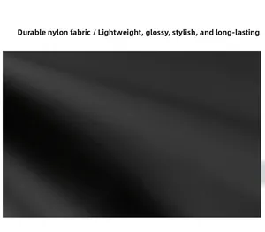 Gros plan sur le tissu en nylon noir robuste montrant une texture et un fini brillant