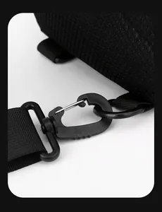 Dettaglio del tessuto a rete a nido d'ape nero e gancio a moschettone in plastica rotante