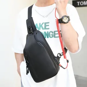 Sac bandoulière noir étanche pour homme avec port USB et sangle sur un modèle
