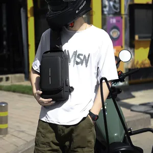 Wasserdichte schwarze Umhängetasche mit USB-Ladeanschluss und FASHION-Logo im Freien