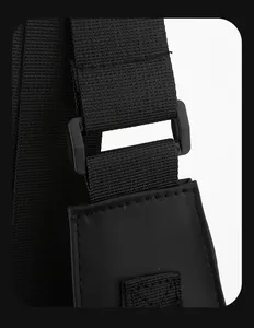 Dettaglio della tracolla in nylon resistente e fibbia in plastica opaca su borsa a tracolla