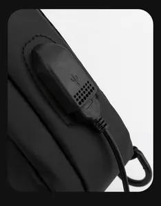 Dettaglio della borsa da petto impermeabile con porta di ricarica USB e cuciture fini