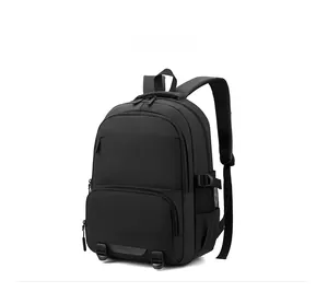 Vue latérale du sac à dos en nylon imperméable avec plusieurs compartiments et boucles réglables