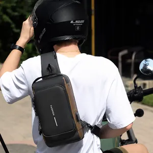 Detailansicht der wasserfesten Brusttasche mit USB-Port für Outdoor-Radfahren