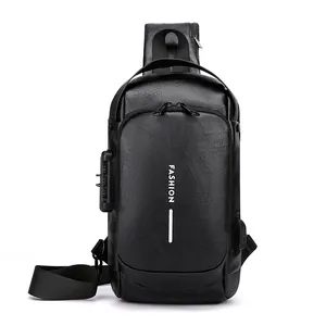 Sac bandoulière homme en cuir noir avec port USB, cadenas et texte fashion design