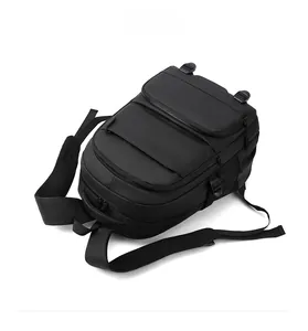 Détail d'un sac à dos en nylon noir durable avec texture étanche et multiples fermetures