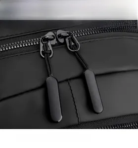 Détail des fermetures éclair fluides sur un sac à dos noir pour homme en tissu résistant