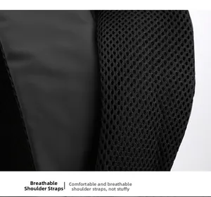 Détail des bretelles en maille respirante sur le sac à dos de voyage noir moderne