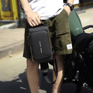 Detail der wasserdichten Brusttasche mit Diebstahlschloss und USB-Ladeanschluss