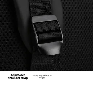Détail de la bandoulière réglable en nylon avec mesh respirant sur sac à dos noir