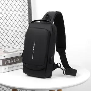 Detail der wasserfesten Brusttasche mit integriertem USB-Ladeanschluss und Diebstahlschloss