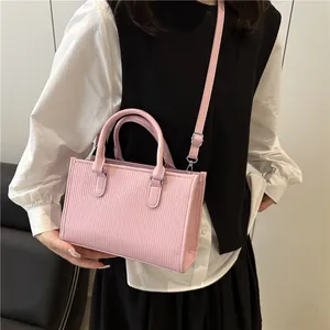 Sac fourre-tout rose à rayures avec poignées et bandoulière réglable pour le quotidien