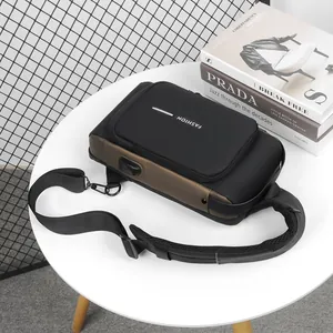 Detailansicht der wasserdichten Crossbody-Brusttasche mit externem USB-Ladeanschluss und Gurt