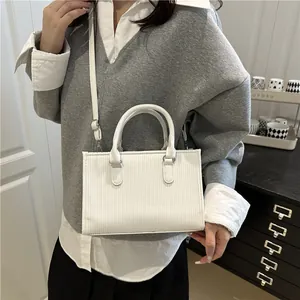 Sac à main minimaliste en cuir PU texturé blanc avec détails en argenté chic