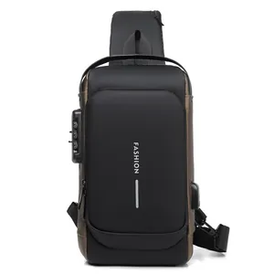 Detail der wasserdichten Brusttasche mit Diebstahlschloss und USB-Ladeanschluss