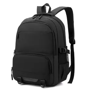 Sac à dos voyage noir moderne pour homme avec compartiments zippés vue de trois-quarts