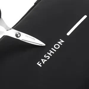 Makrodetail aus wasserdichtem schwarzem Stoff mit weißem Fashion-Logo und Kratzfestigkeit