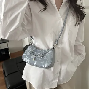 Elegante graublaue Halbmondtasche mit Kunstdruck und Perlenkettendetail für Damen