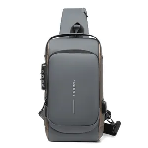 Detail der grauen wasserdichten Brusttasche mit Zahlenschloss und USB-Ladeanschluss