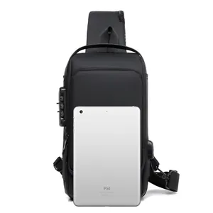 Detail der wasserdichten Umhängetasche mit Diebstahlsicherung und externem USB-Ladeanschluss