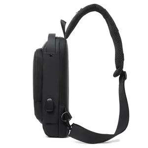 Detailansicht des USB-Ladeanschlusses und des atmungsaktiven Netzgurtes an der schwarzen Tasche