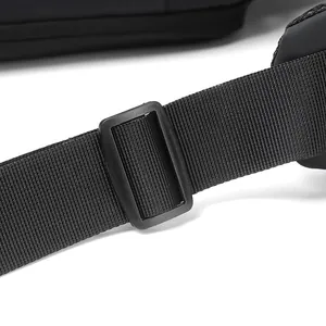 Detail des verstellbaren schwarzen Nylon-Schultergurts mit matter Schnalle an der Brusttasche