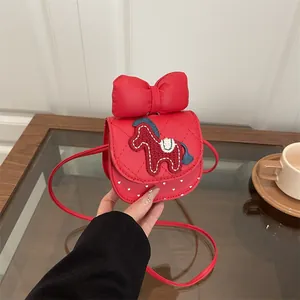 Détail du mini sac rouge matelassé pour fille avec nœud et broderie de poney