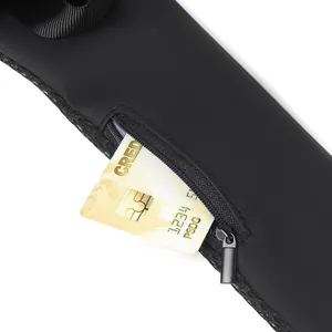 Detail der wasserdichten matt-schwarzen Brusttasche mit Metall-Reißverschluss und Karte