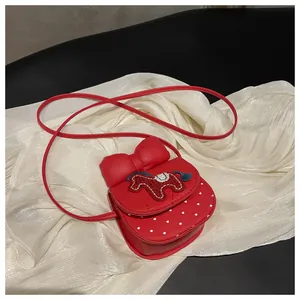 Détail du sac bandoulière rouge pour fille avec nœud et broderie de cheval chic
