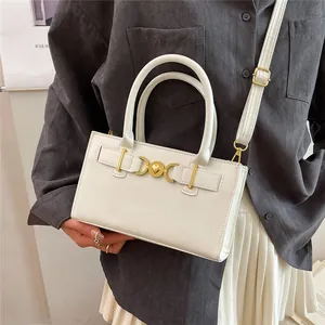 Elegante borsa rettangolare crema con fibbia a cuore dorata e tracolla regolabile