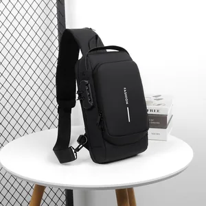 Detail der wasserdichten Crossbody-Tasche mit Fashion-Text, Zahlenschloss und Polsterung