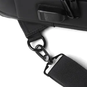 Detailaufnahme von wasserfestem Stoff mit USB-Ladeanschluss und Metallhaken am Rucksack