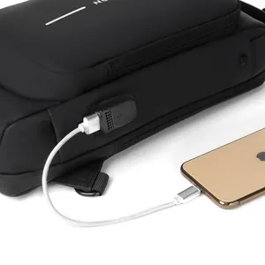 Nahaufnahme der wasserdichten Umhängetasche mit USB-Ladeanschluss und Kabelverbindung