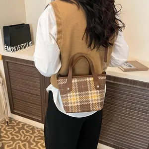 Borsa tote scozzese retrò con manici in pelle marrone e tracolla regolabile per donna