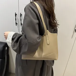 Sac cabas rétro kaki en similicuir avec surpiqûres contrastées et large bandoulière