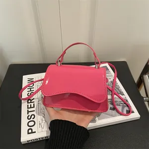 Borsa Quadrata da Donna Mini in Pelle Verniciata Lucida Moda Patta a Onda Manico Superiore Tracolla Minimalista Piccola