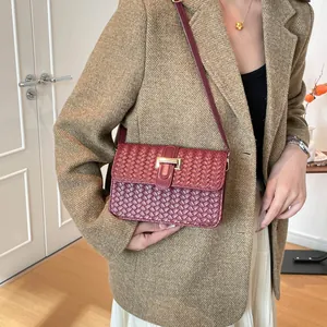 Sac baguette tissé bordeaux élégant avec boucle dorée pour femme à la mode
