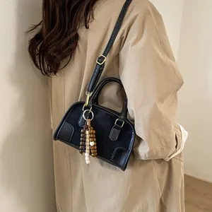 Borsa a tracolla retrò nera da donna con ciondolo decorativo in perline di legno