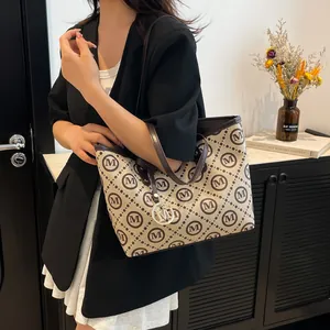 Grand sac cabas avec motif monogramme, anses en cuir et pendentif doré lettre M