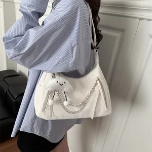 Grand sac à bandoulière blanc avec chaîne de perles et charmant pendentif nuage doux