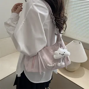 Sac à bandoulière en nylon rose avec chaîne perlée et pendentif nuage pour le quotidien