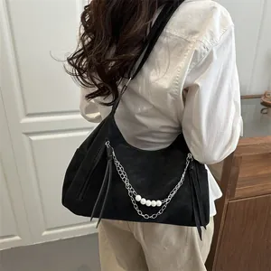 Sac hobo noir minimaliste avec chaînes argentées et détails de perles blanches
