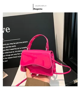 Détail du mini sac bandoulière rouge rose en cuir verni brillant avec rabat vague