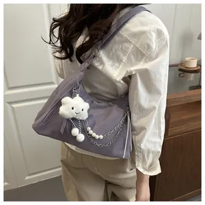 Sac à bandoulière en tissu violet avec pendentif nuage, chaîne perle et détails en métal