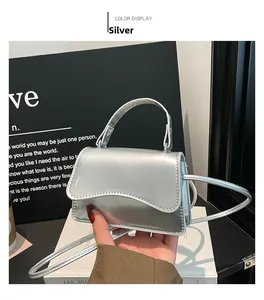 Gros plan du mini sac à main argenté avec fini métallique et coutures ondulées