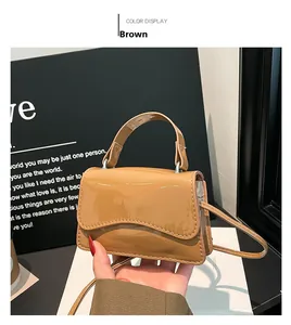 Détail d'un mini sac en cuir verni marron avec rabat ondulé et finition lisse