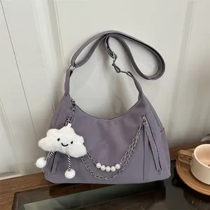 Sac à Épaule Hobo pour Femmes Grande Capacité Avec Chaîne en Métal Künstliche Perle Et Pendentif Nuage en Peluche Sac sous le Bras en Cuir Synthétique