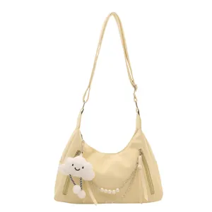 Sac hobo minimaliste en nylon crème avec chaîne en perles et pendentif nuage blanc